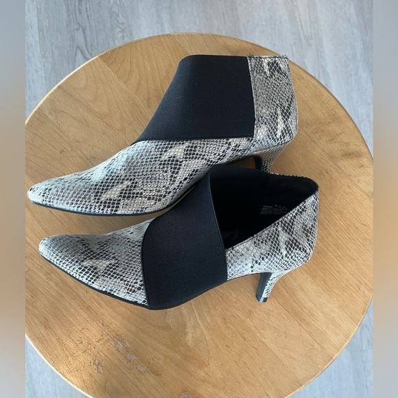 Andrew Geller women's Vienna kitten Heel Booties  Snakeskin Size 7.5 Slip-On - Picture 1 of 8
